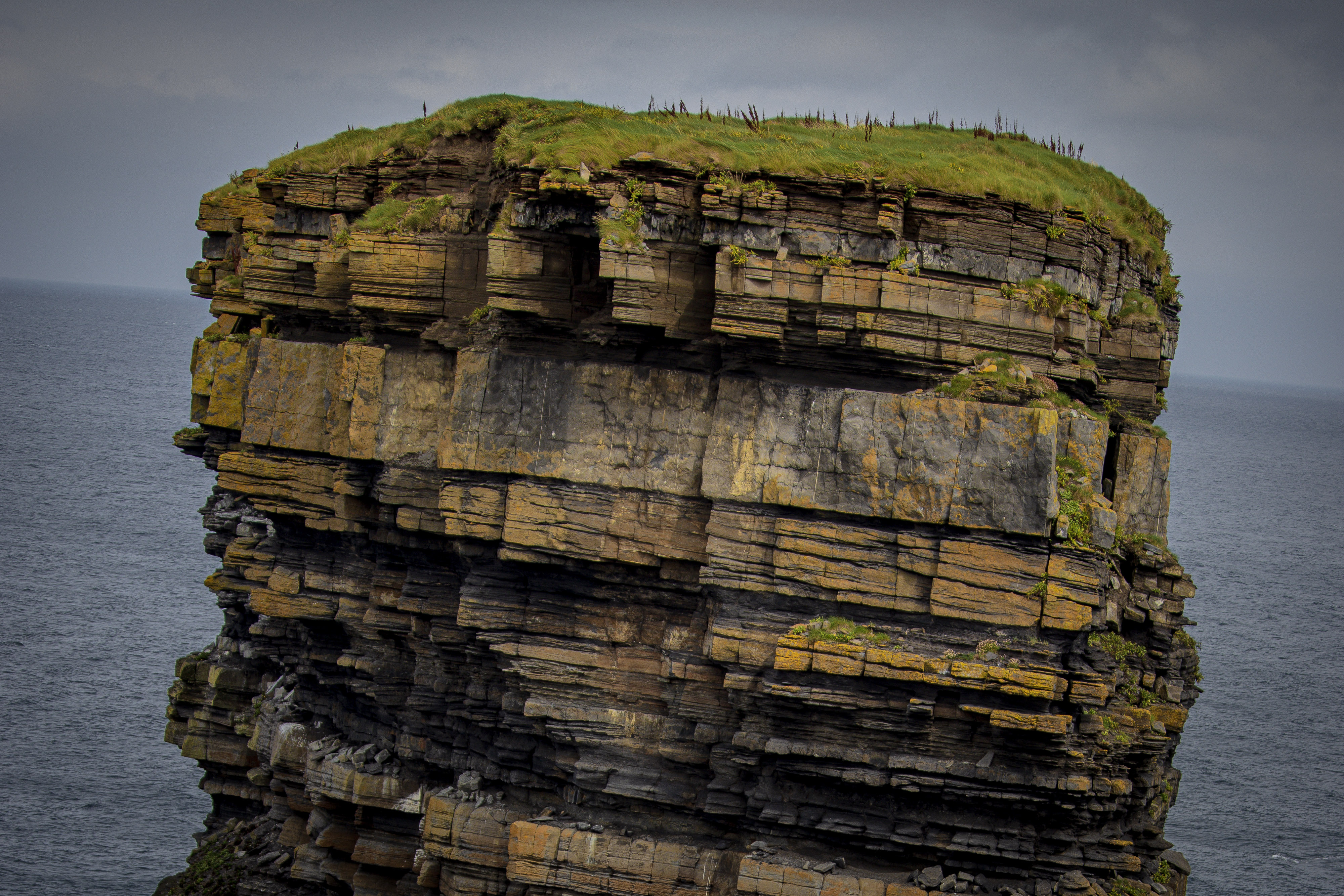 Downpatrick Head: Storia, Natura e Consigli per i Viaggiatori